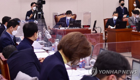 이학영 산자위원장이 지난 23일 국회에서 열린 산업통상자원중소벤처기업위원회 전체회의를 주재하는 모습.<연합뉴스>